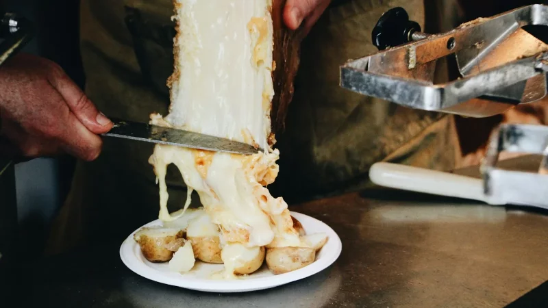 Différents types d'appareils à raclette sur une table