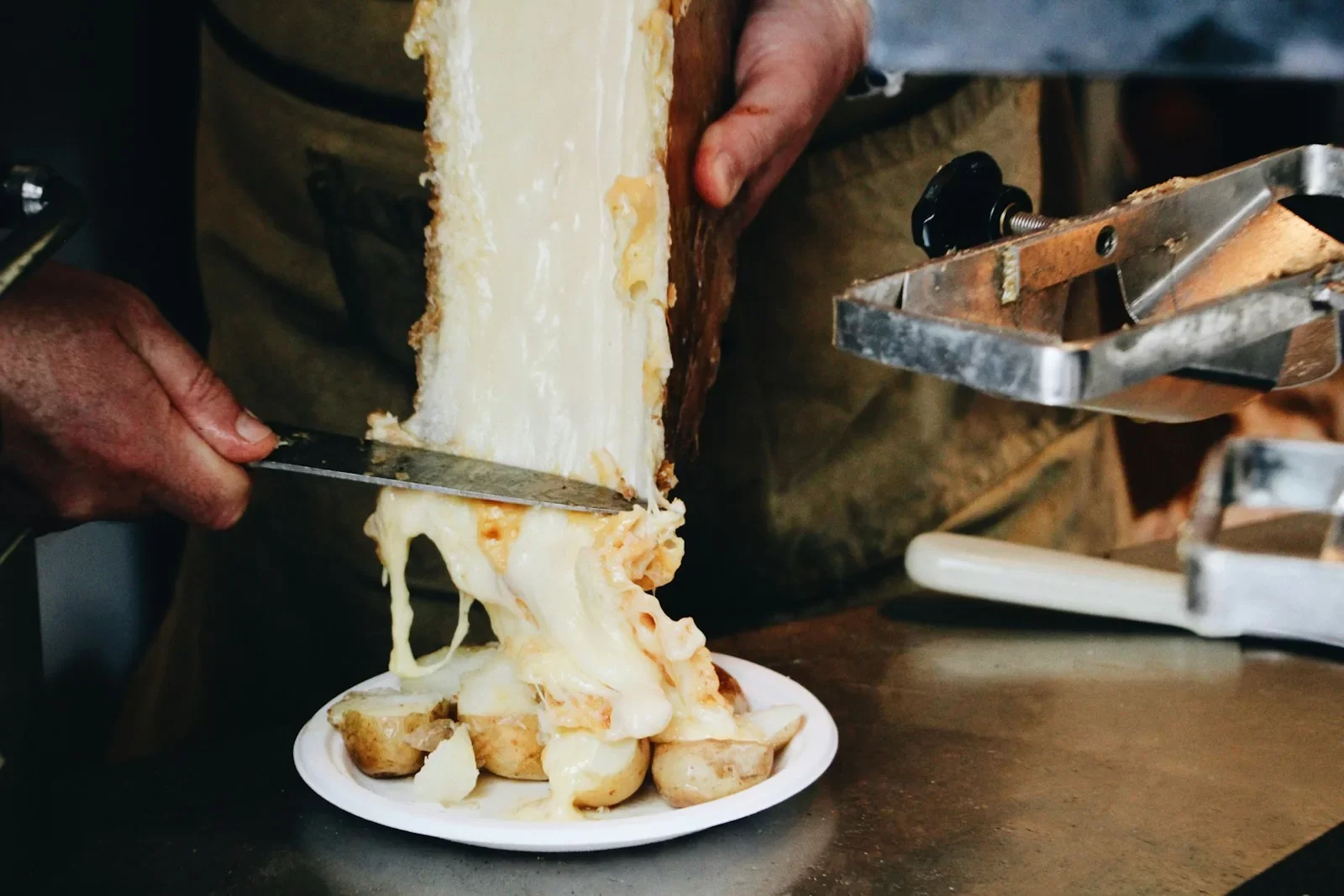 Appareil à raclette avec plaque et poêlons
