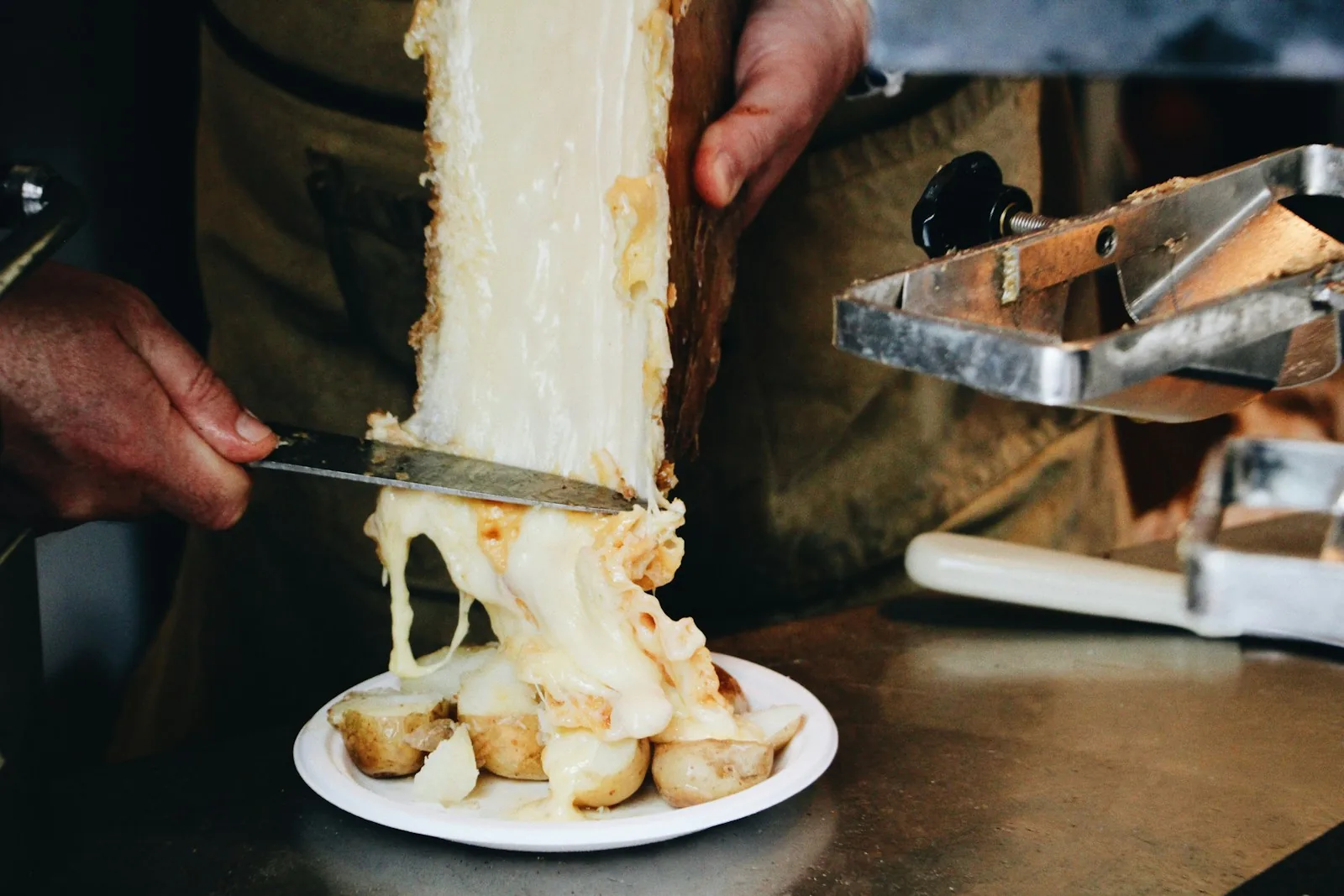 Différents types d'appareils à raclette sur une table