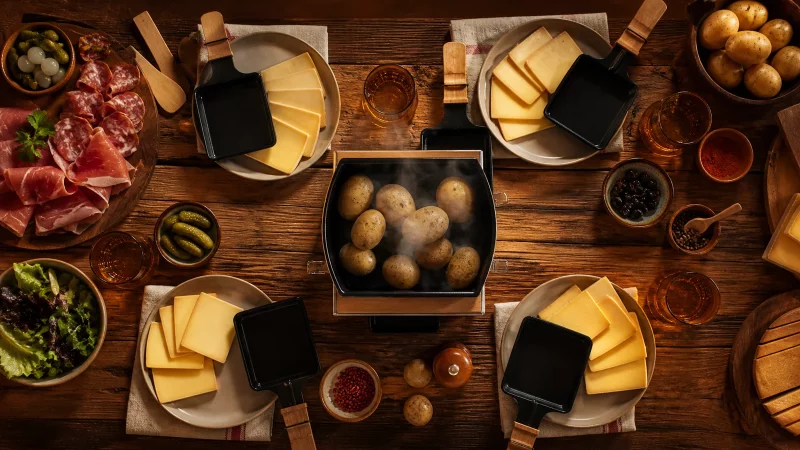 Quantité de fromage à raclette par personne prévue sur une table